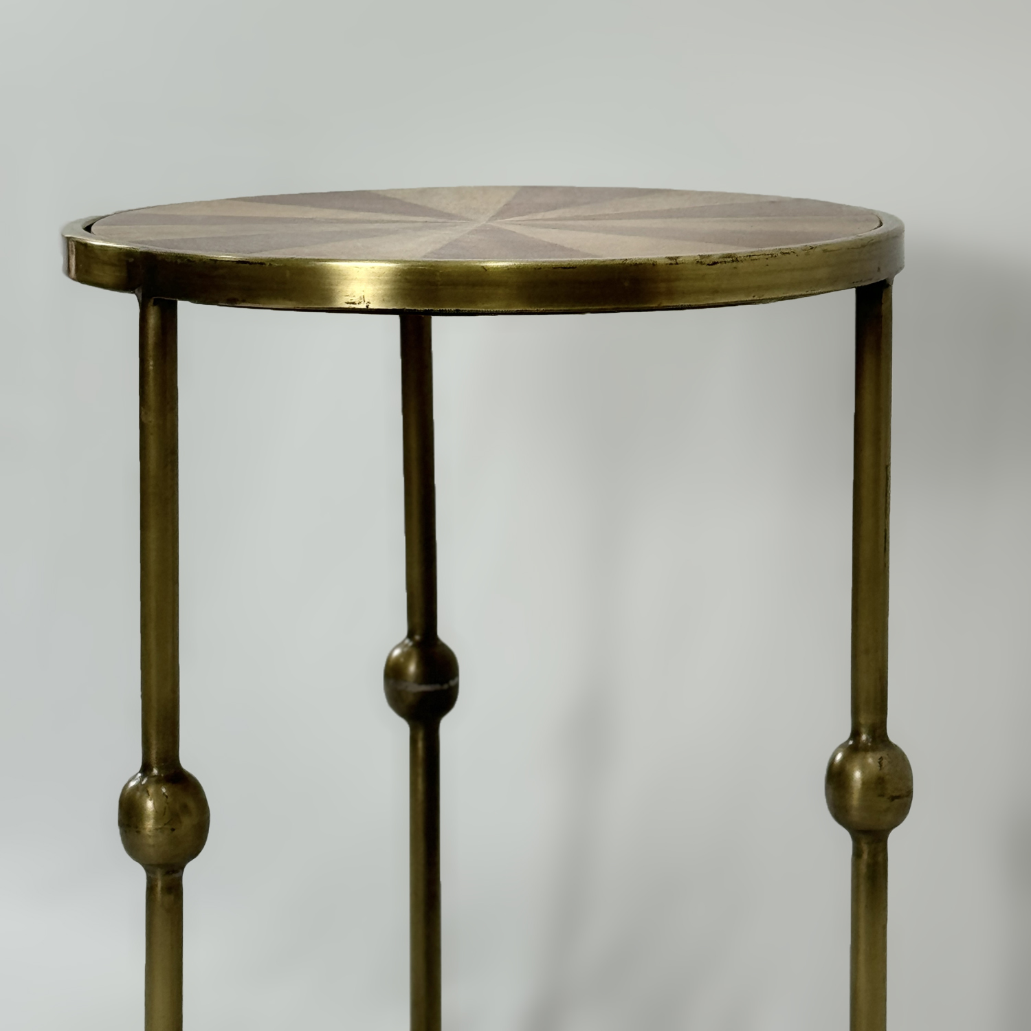 اولة ثلاثية الأرجل من المعدن العتيق