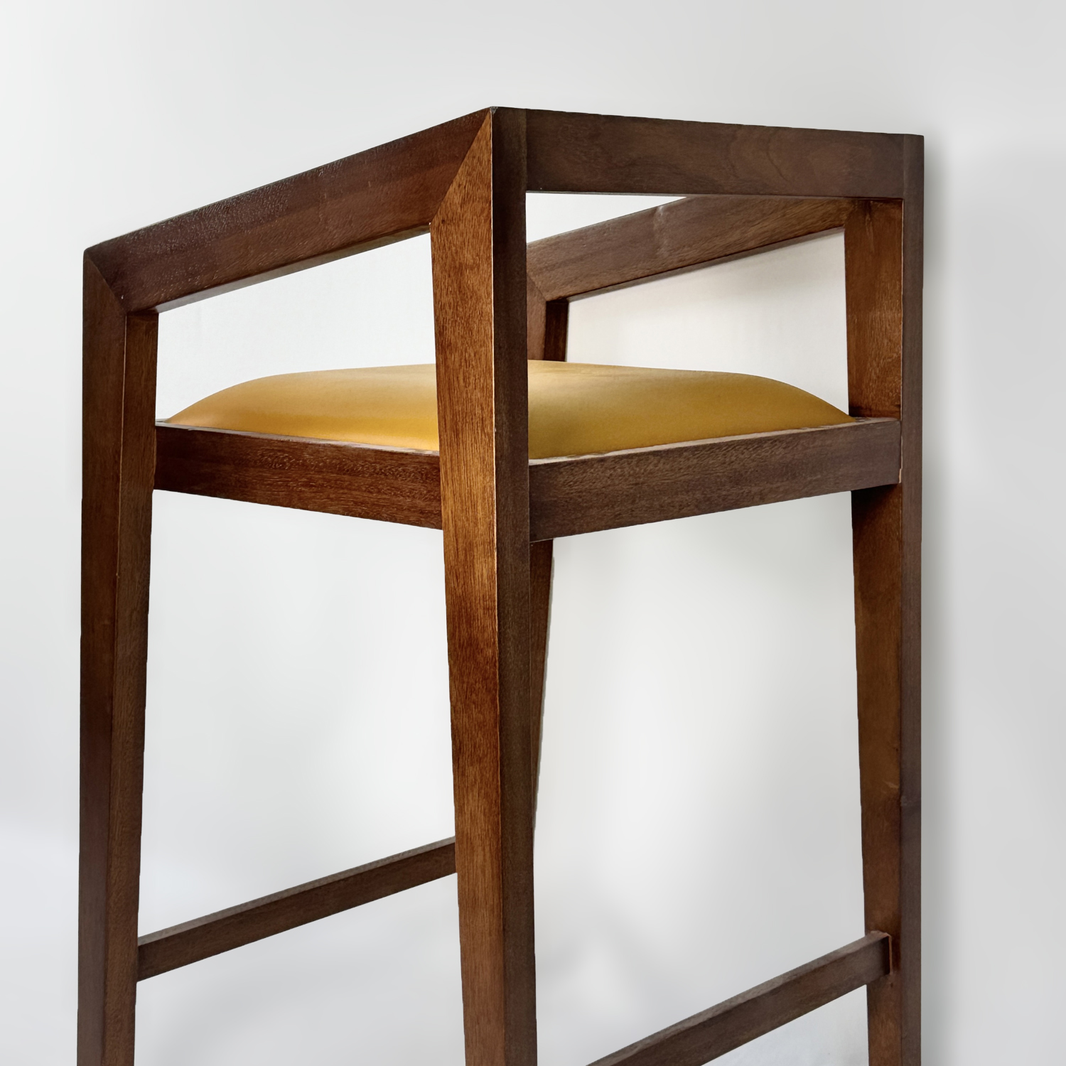 كرسي خشبي طويل