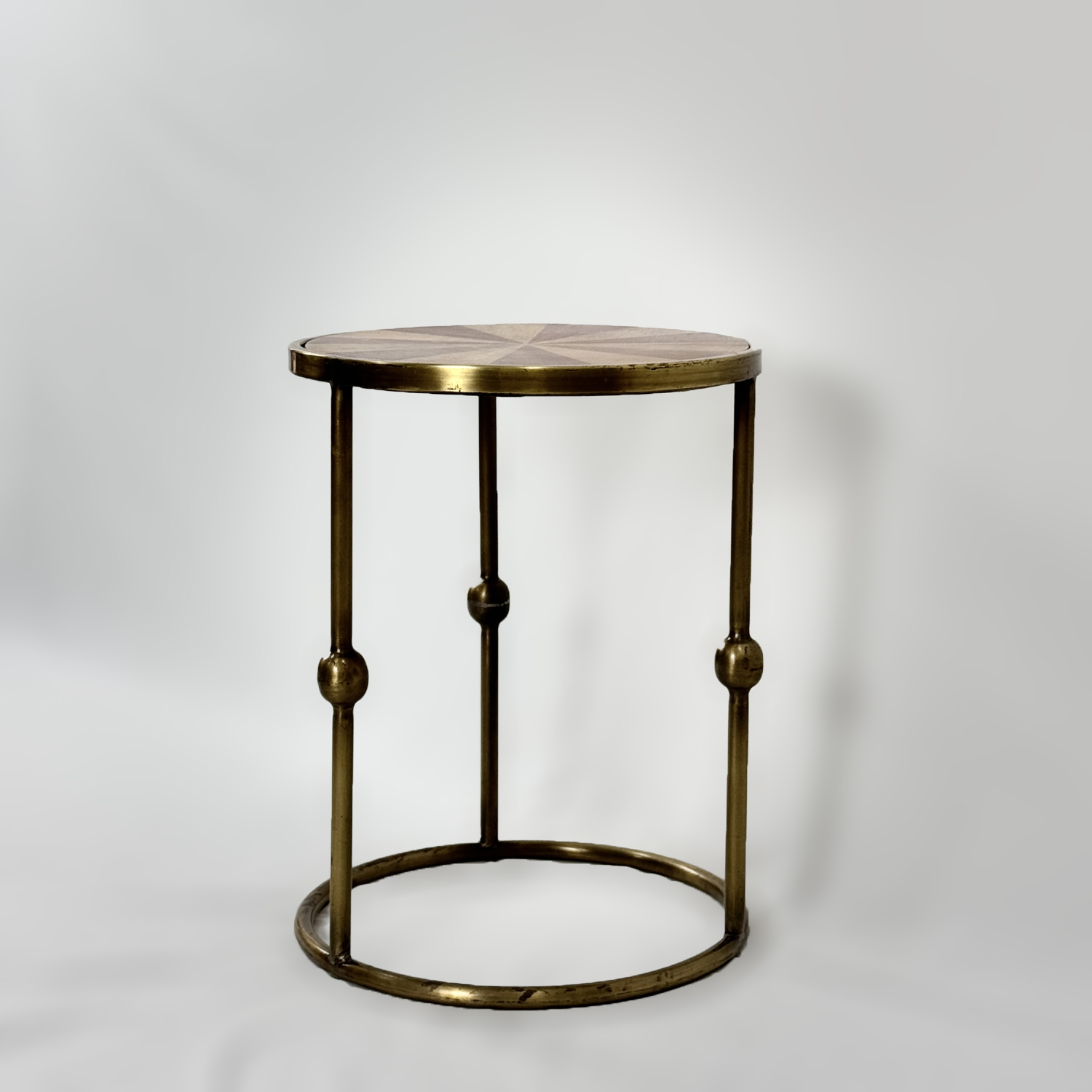 اولة ثلاثية الأرجل من المعدن العتيق