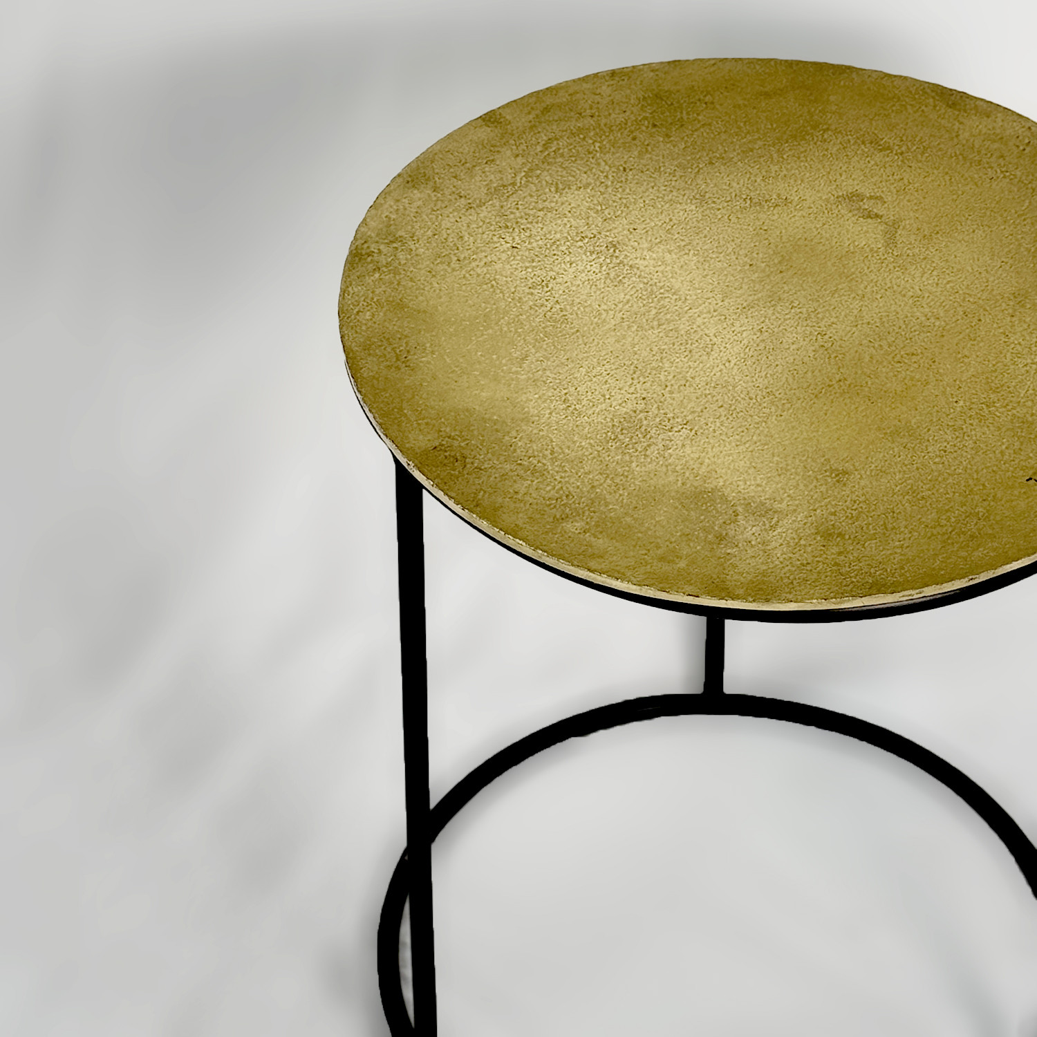 طاولة جانبية عتيقة ذات ثلاثة أرجل حديدية سوداء