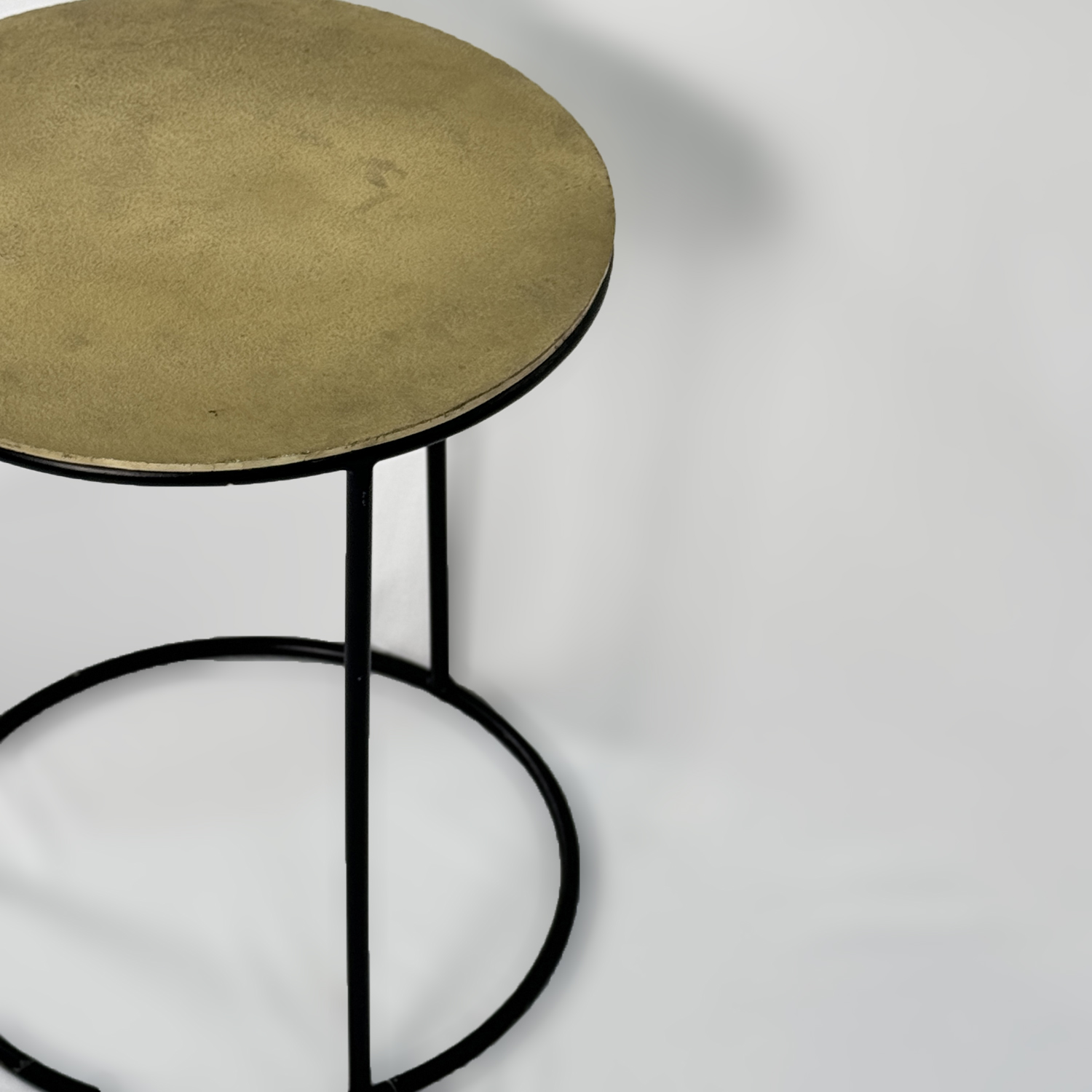 طاولة جانبية عتيقة ذات ثلاثة أرجل حديدية سوداء