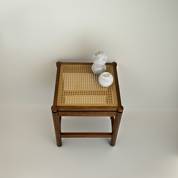 طاولة من الخشب والراتان