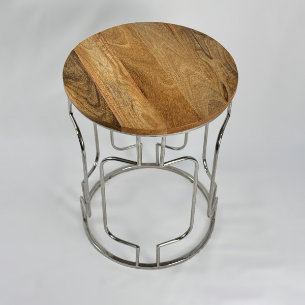 طاولة مستديرة بتفاصيل منحنية من الفولاذ