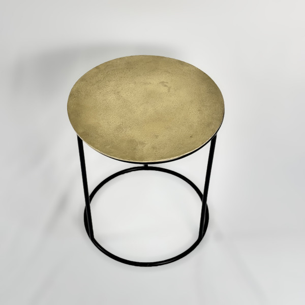 طاولة جانبية عتيقة ذات ثلاثة أرجل حديدية سوداء