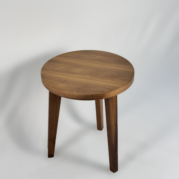 طاولة خشبية صغيرة بثلاثة أرجل