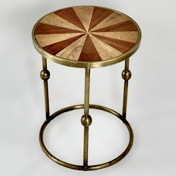 اولة ثلاثية الأرجل من المعدن العتيق