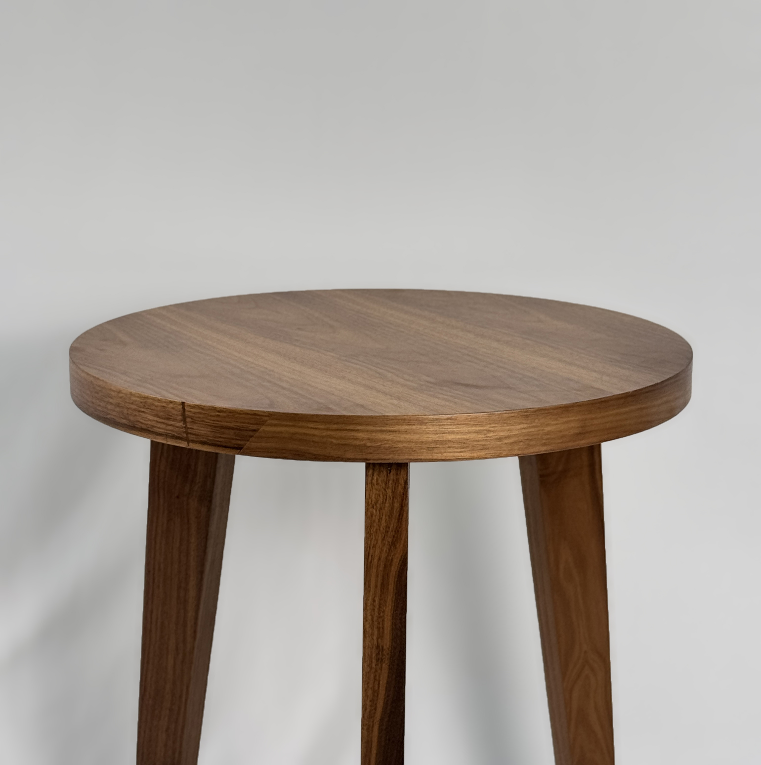 طاولة خشبية صغيرة بثلاثة أرجل