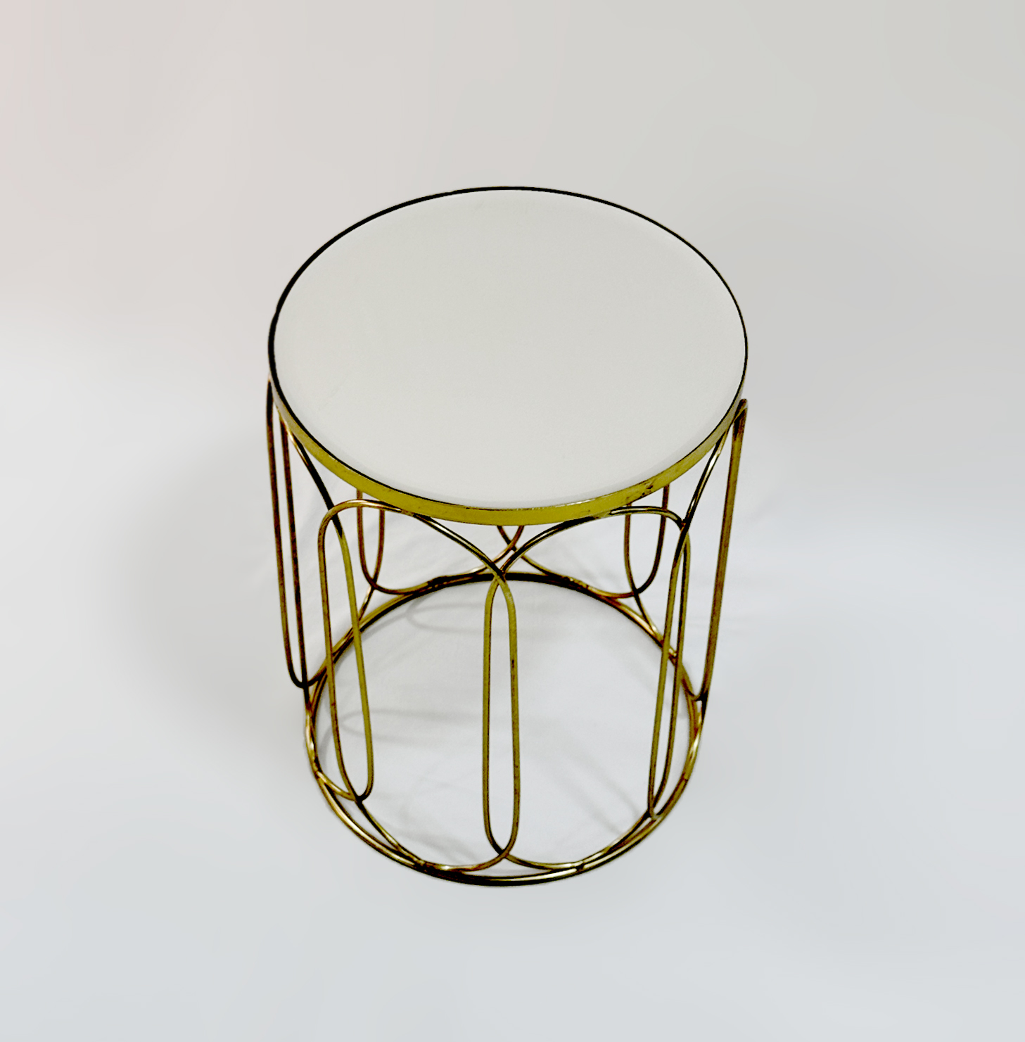 طاولة بمرآة