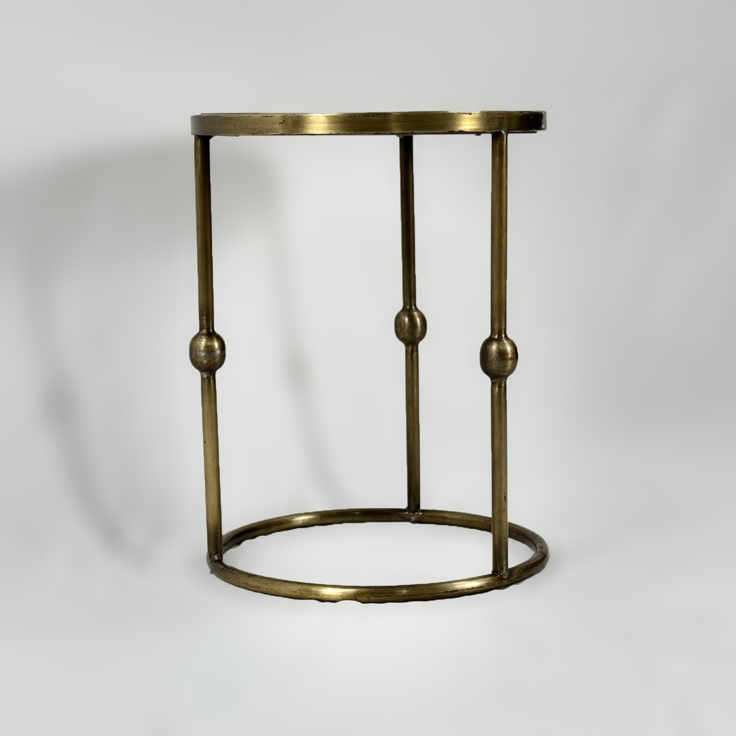 اولة ثلاثية الأرجل من المعدن العتيق