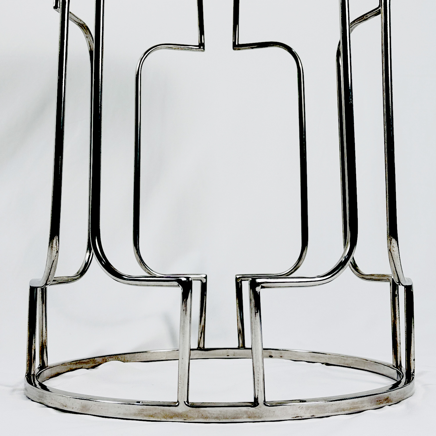 طاولة مستديرة بتفاصيل منحنية من الفولاذ