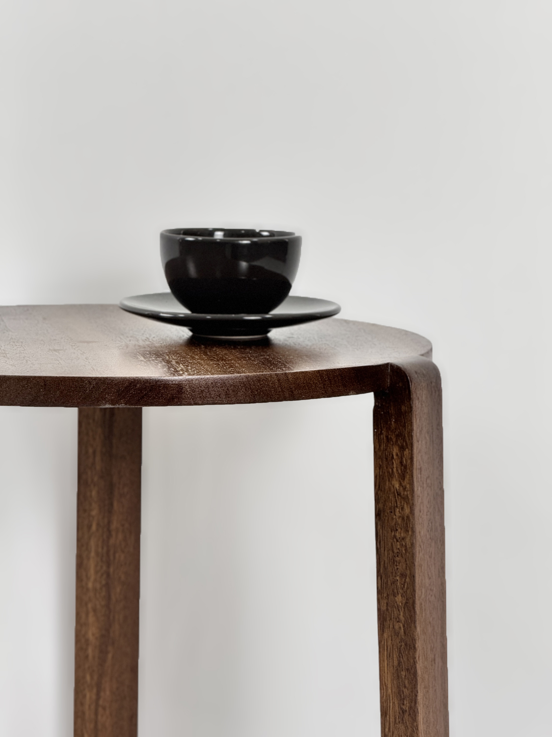 طاولة كوفي خشبية مستديرة بثلاثة أرجل