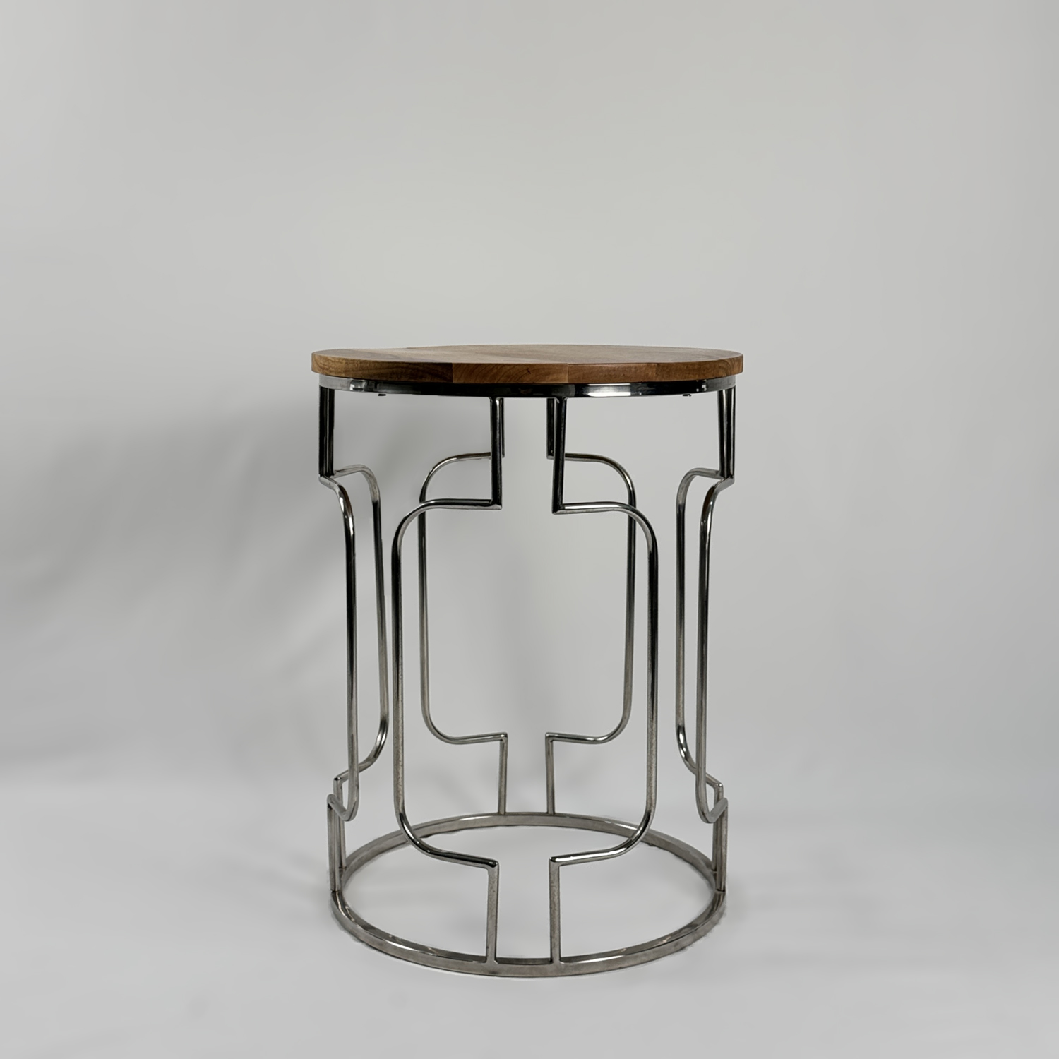 طاولة مستديرة بتفاصيل منحنية من الفولاذ