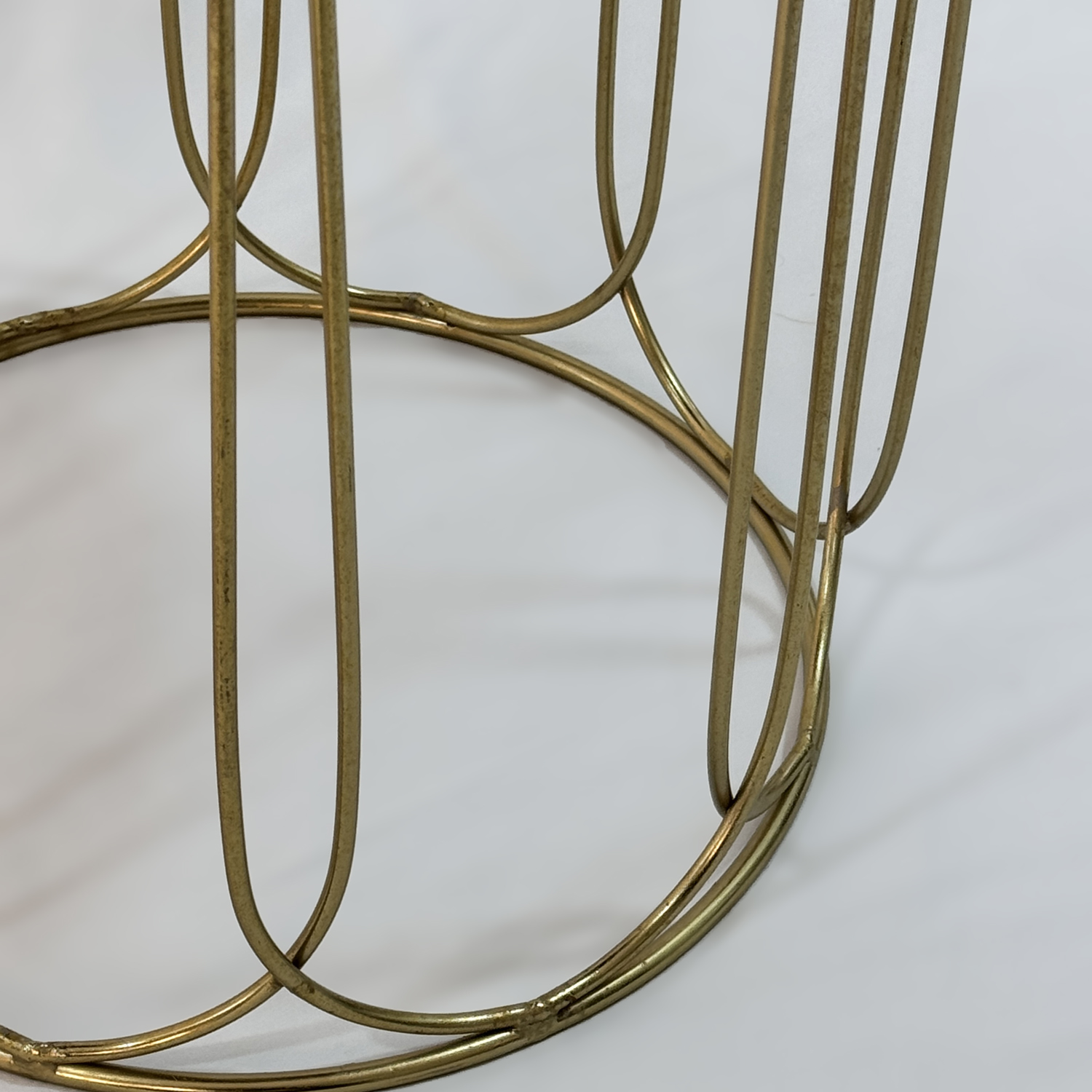 طاولة بمرآة