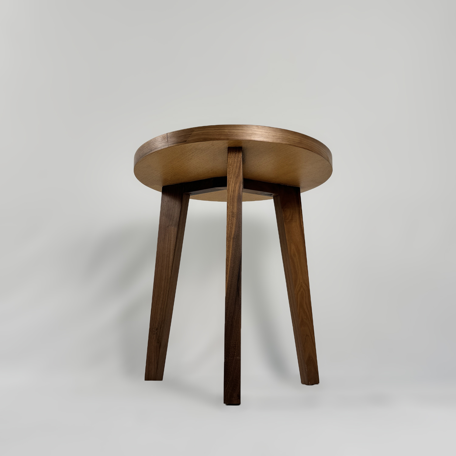 طاولة خشبية صغيرة بثلاثة أرجل