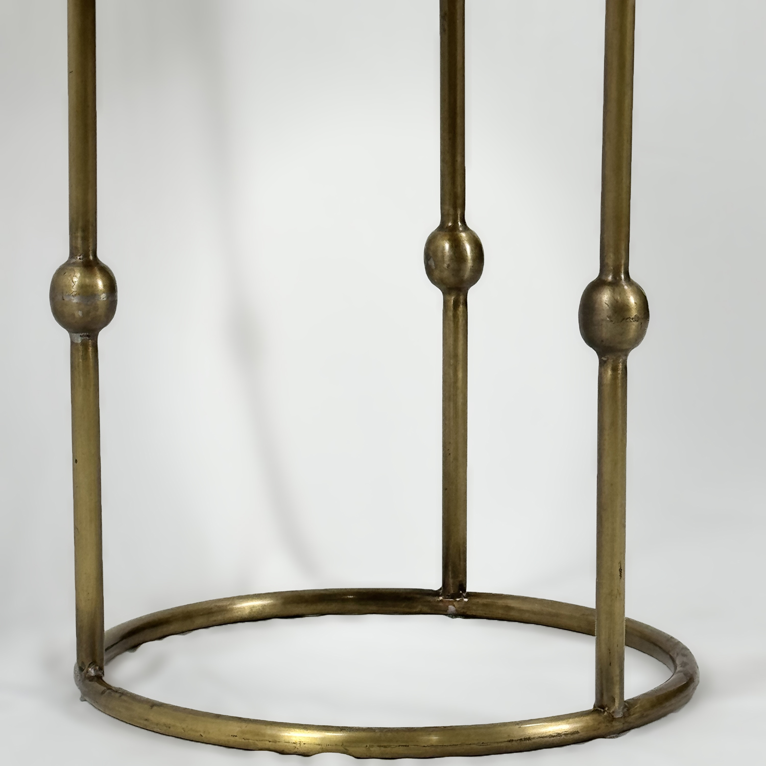 اولة ثلاثية الأرجل من المعدن العتيق