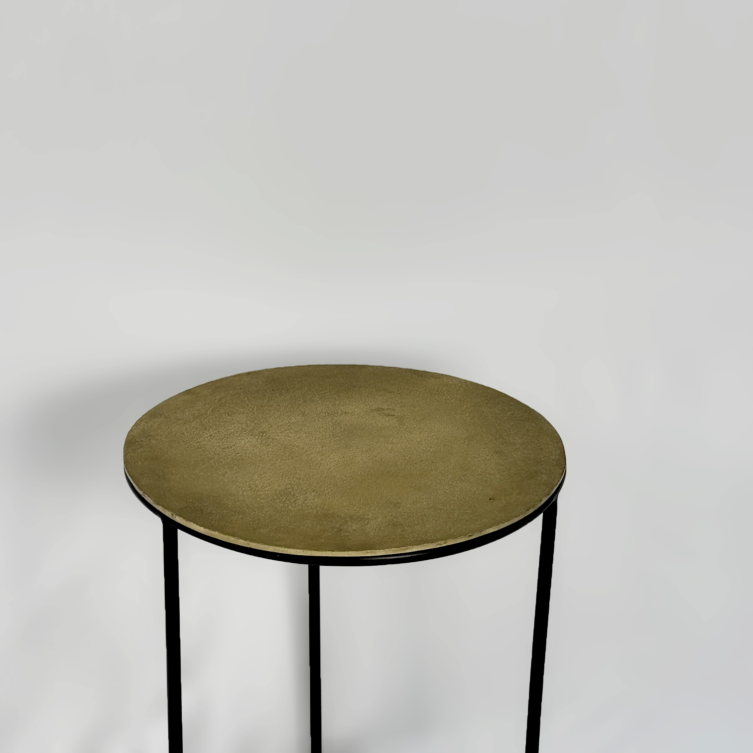 طاولة جانبية عتيقة ذات ثلاثة أرجل حديدية سوداء