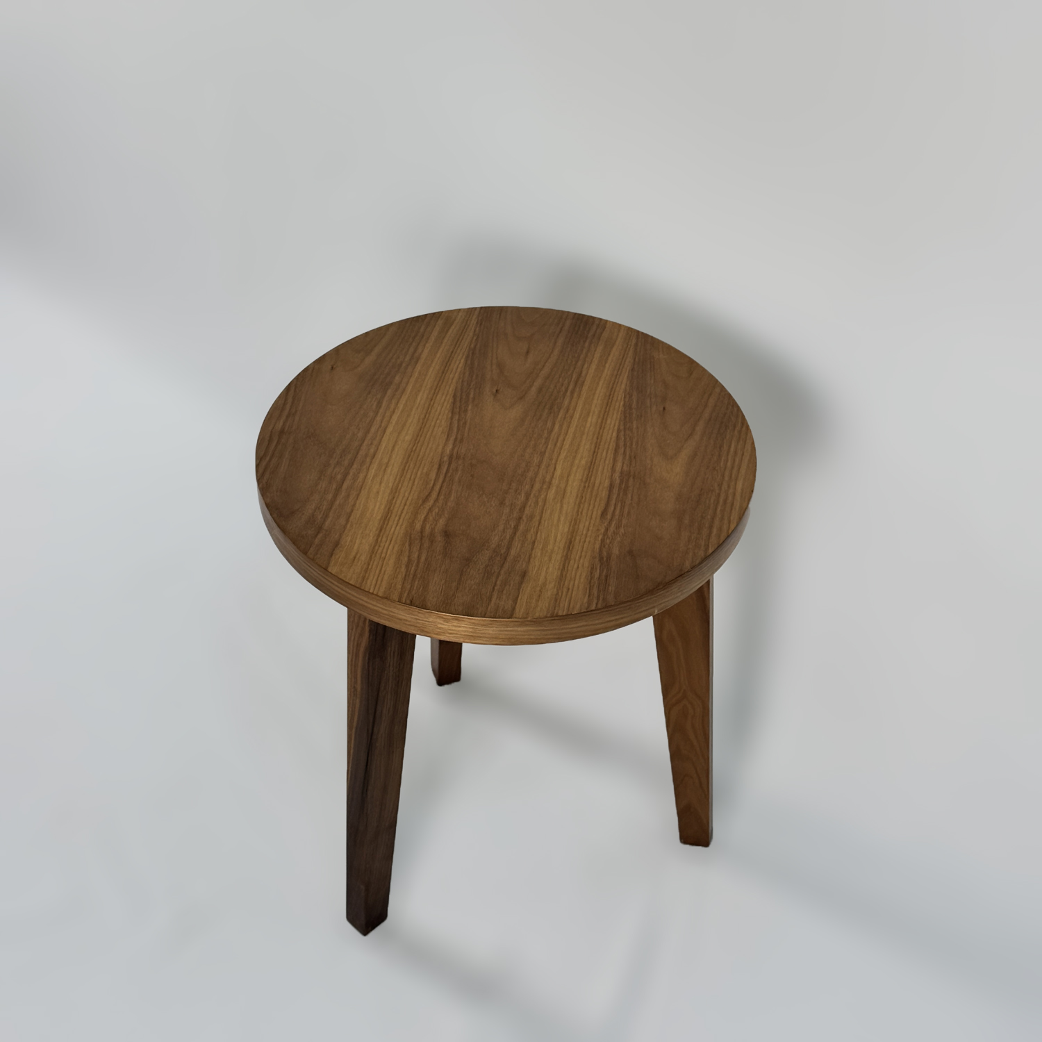 طاولة خشبية صغيرة بثلاثة أرجل