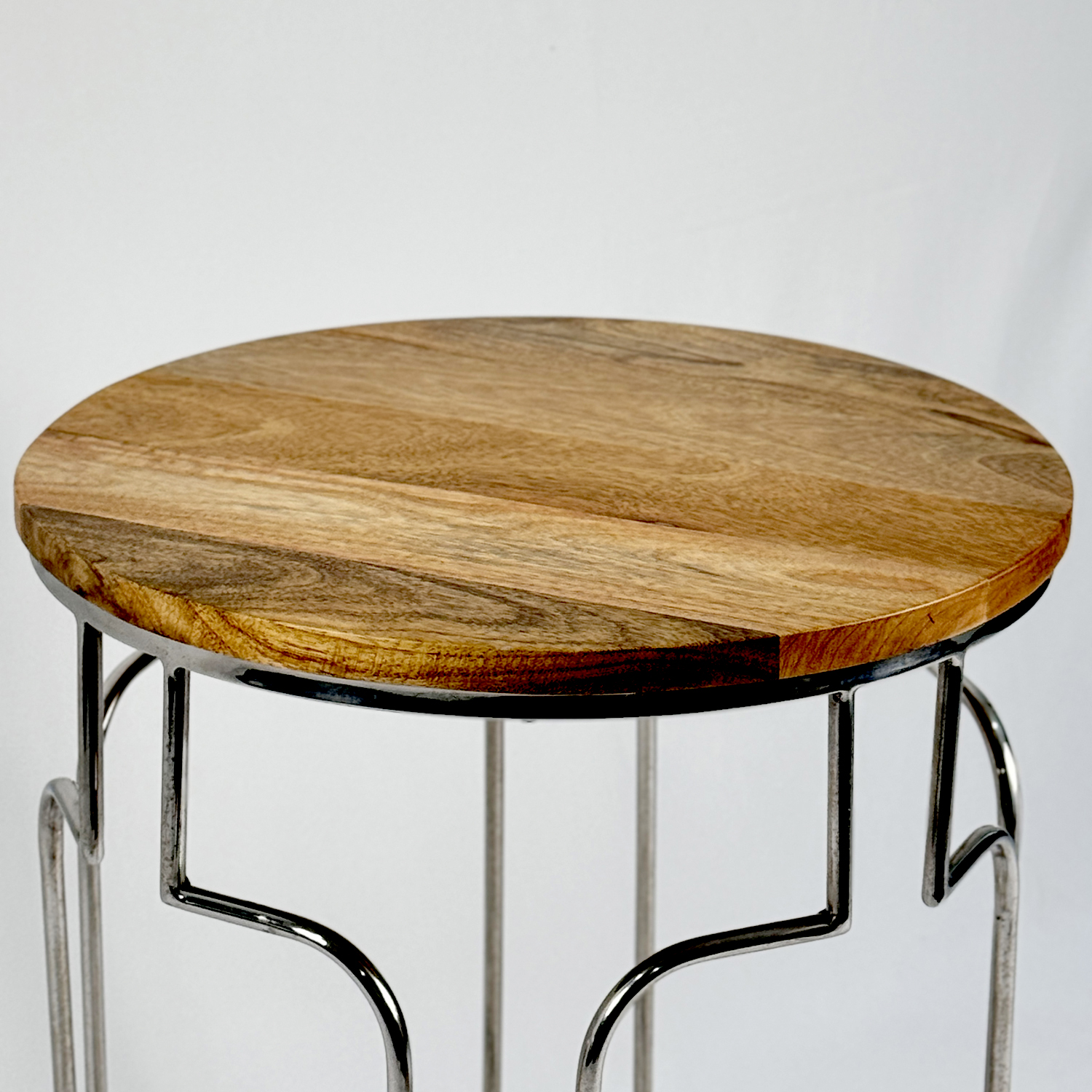 طاولة مستديرة بتفاصيل منحنية من الفولاذ