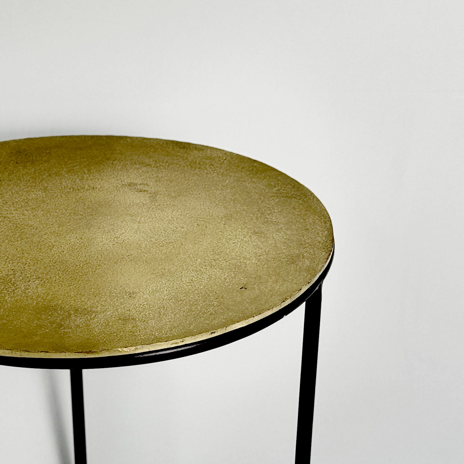 طاولة جانبية عتيقة ذات ثلاثة أرجل حديدية سوداء