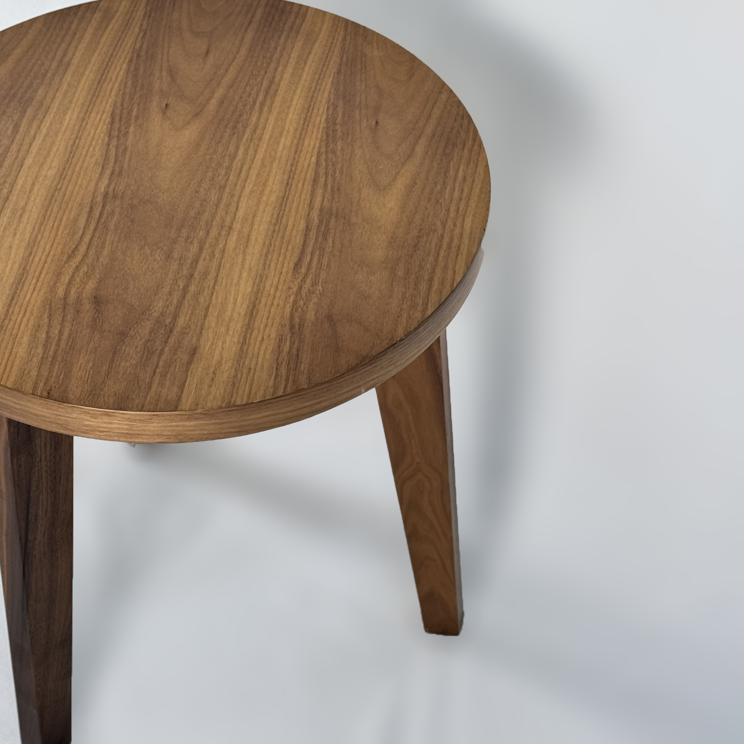 طاولة خشبية صغيرة بثلاثة أرجل