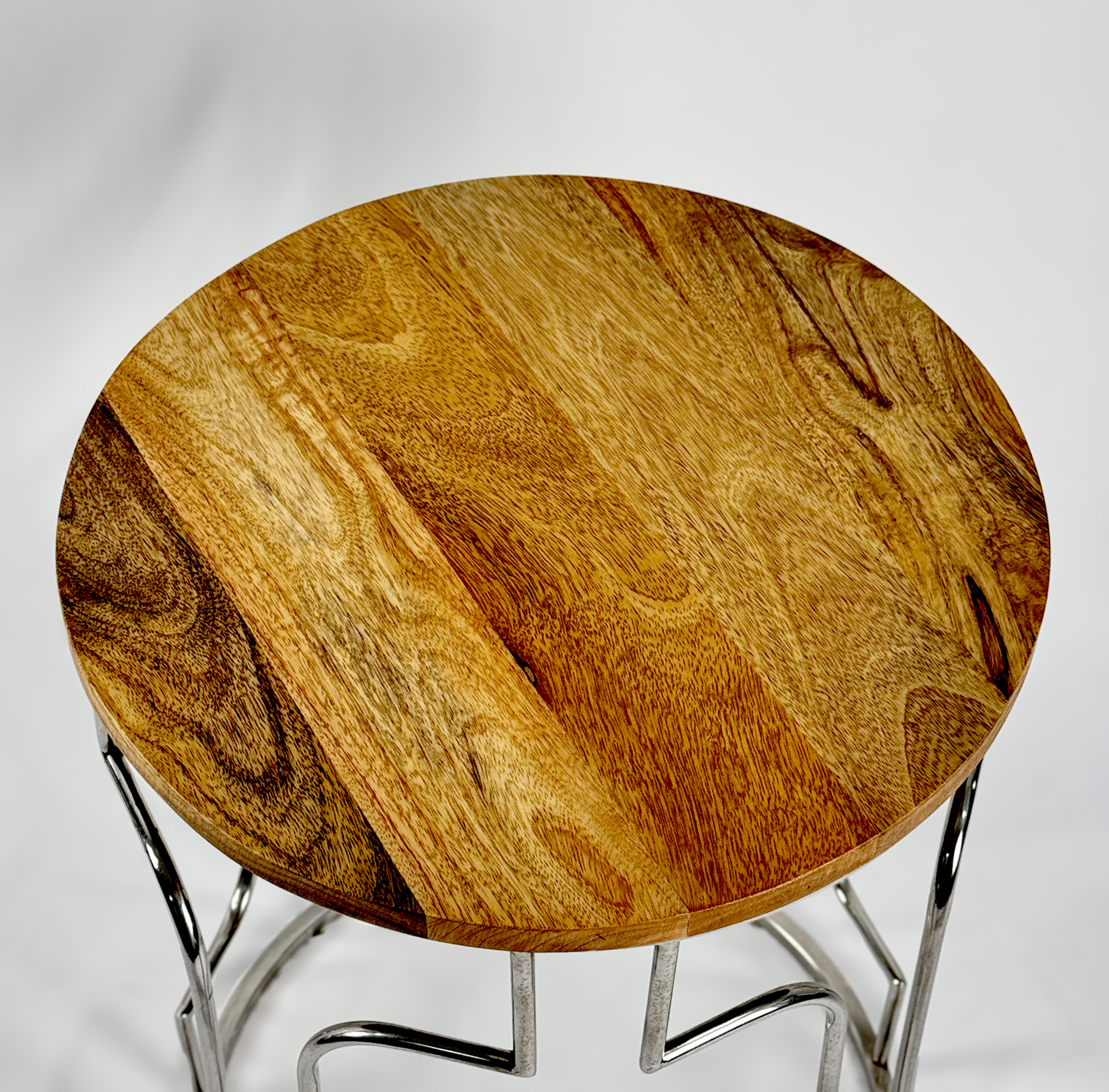 طاولة مستديرة بتفاصيل منحنية من الفولاذ