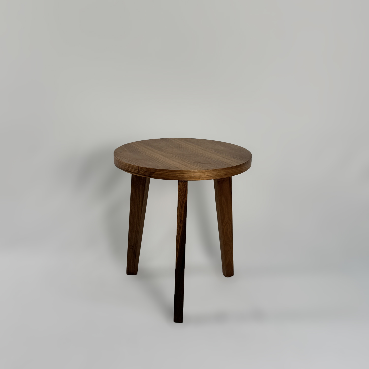 طاولة خشبية صغيرة بثلاثة أرجل