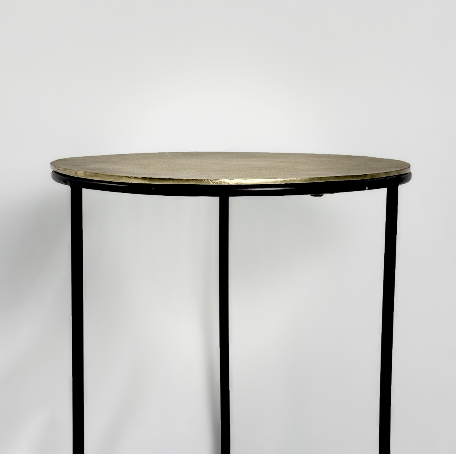 طاولة جانبية عتيقة ذات ثلاثة أرجل حديدية سوداء