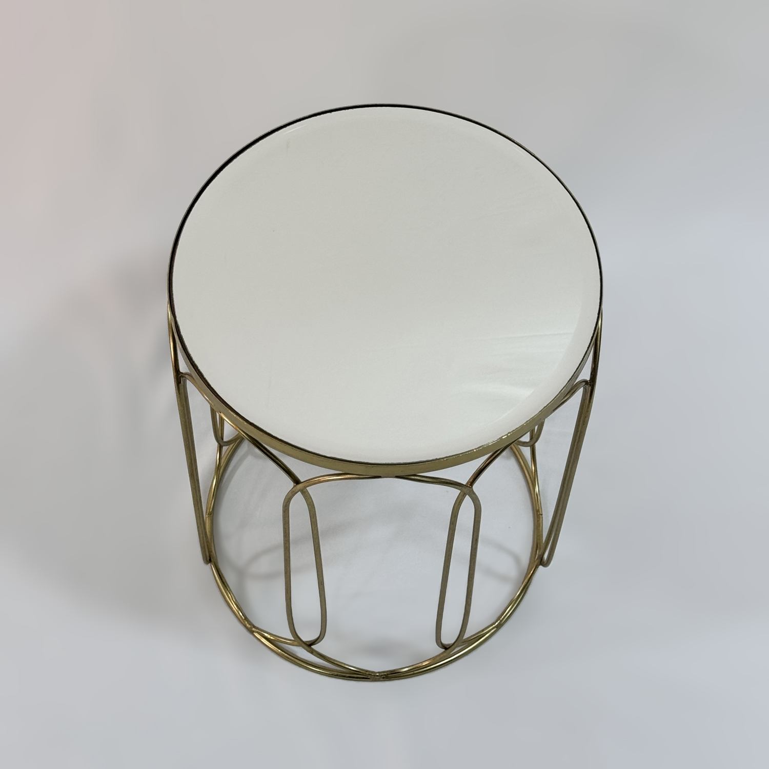 طاولة بمرآة