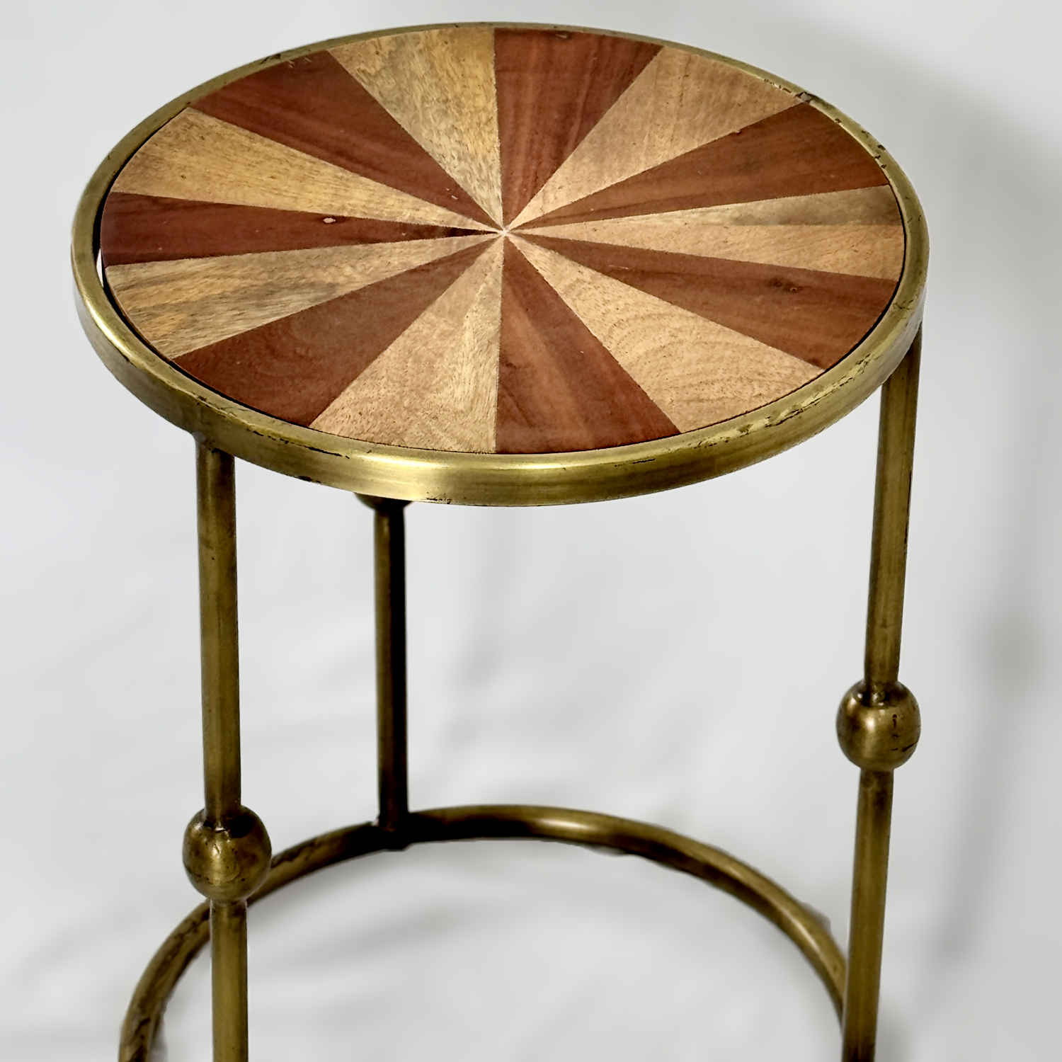 اولة ثلاثية الأرجل من المعدن العتيق